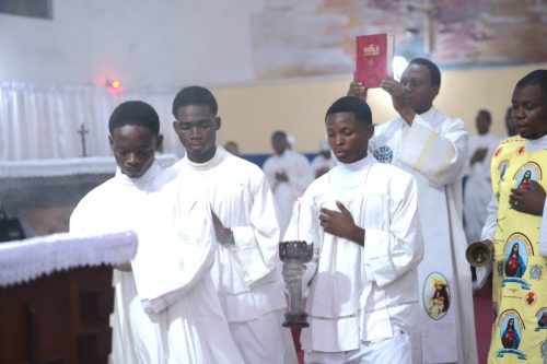 IMG-20260616-WA0012 Renouvellement de l'engagement des acteurs liturgiques à la Paroisse Saint Dominique et Remise des brevets de mérite aux acolytes jubilaires à la paroisse saint Dominique