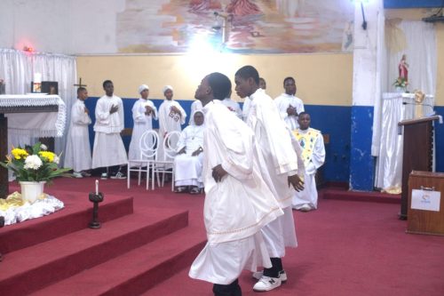 IMG-20260616-WA0014 Renouvellement de l'engagement des acteurs liturgiques à la Paroisse Saint Dominique et Remise des brevets de mérite aux acolytes jubilaires à la paroisse saint Dominique