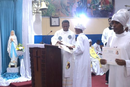 IMG-20260616-WA0016 Renouvellement de l'engagement des acteurs liturgiques à la Paroisse Saint Dominique et Remise des brevets de mérite aux acolytes jubilaires à la paroisse saint Dominique