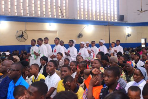IMG-20260616-WA0027 Renouvellement de l'engagement des acteurs liturgiques à la Paroisse Saint Dominique et Remise des brevets de mérite aux acolytes jubilaires à la paroisse saint Dominique
